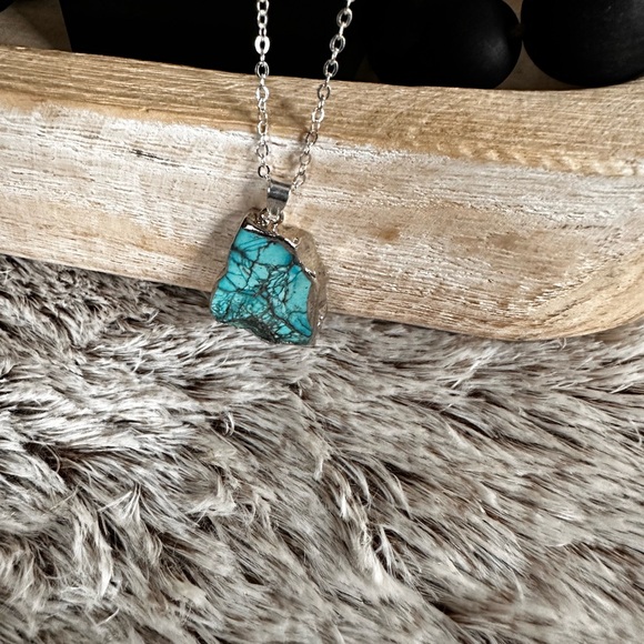 Turquoise and silver tone Pendant Necklace - Picture 6 of 12